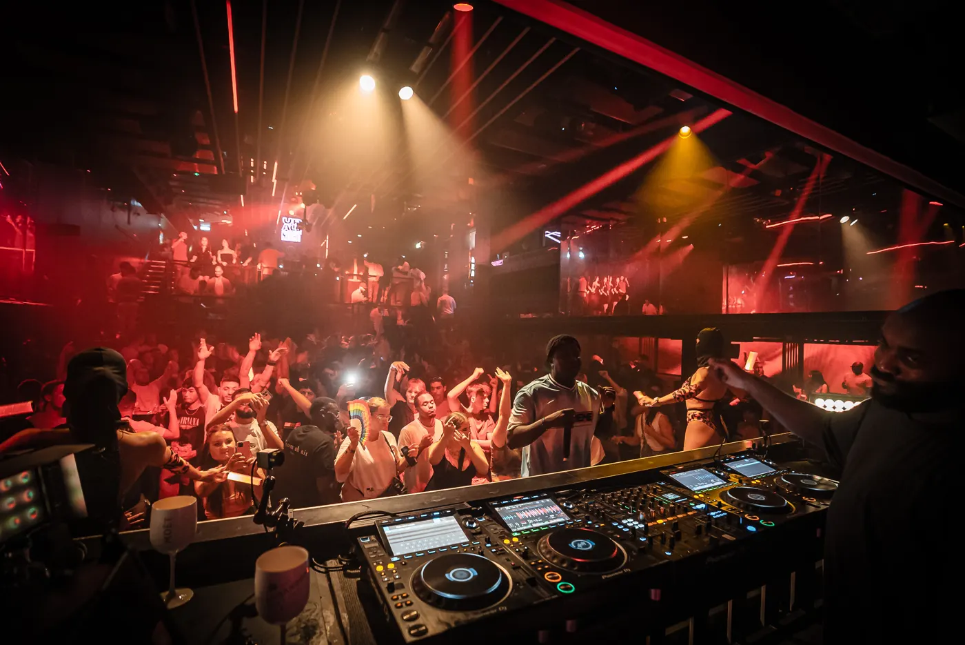 DWINNAH achter de decks voor een volle clubvloer, AIR Amsterdam