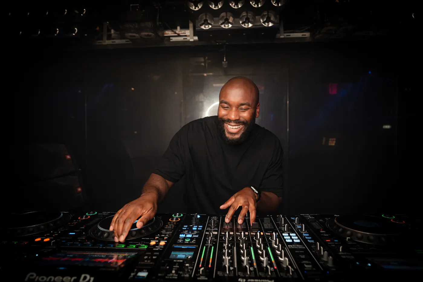 DWINNAH lachend aan de mixer