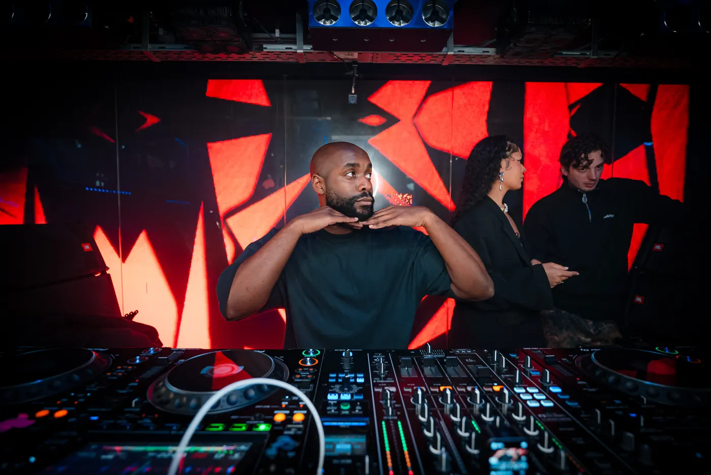 DWINNAH met gasten in de booth